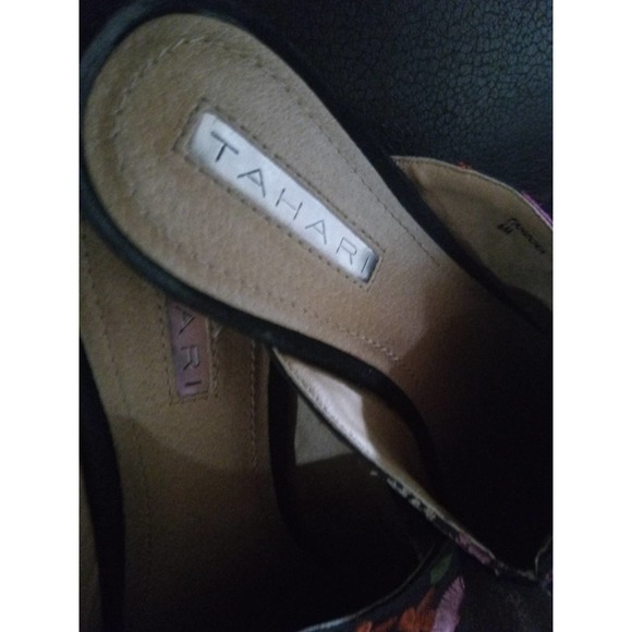 Tahari "Pandora" Flat Pointed Toe Mule Unique Floral Fabric, Size 6 M - Picture 2 of 2